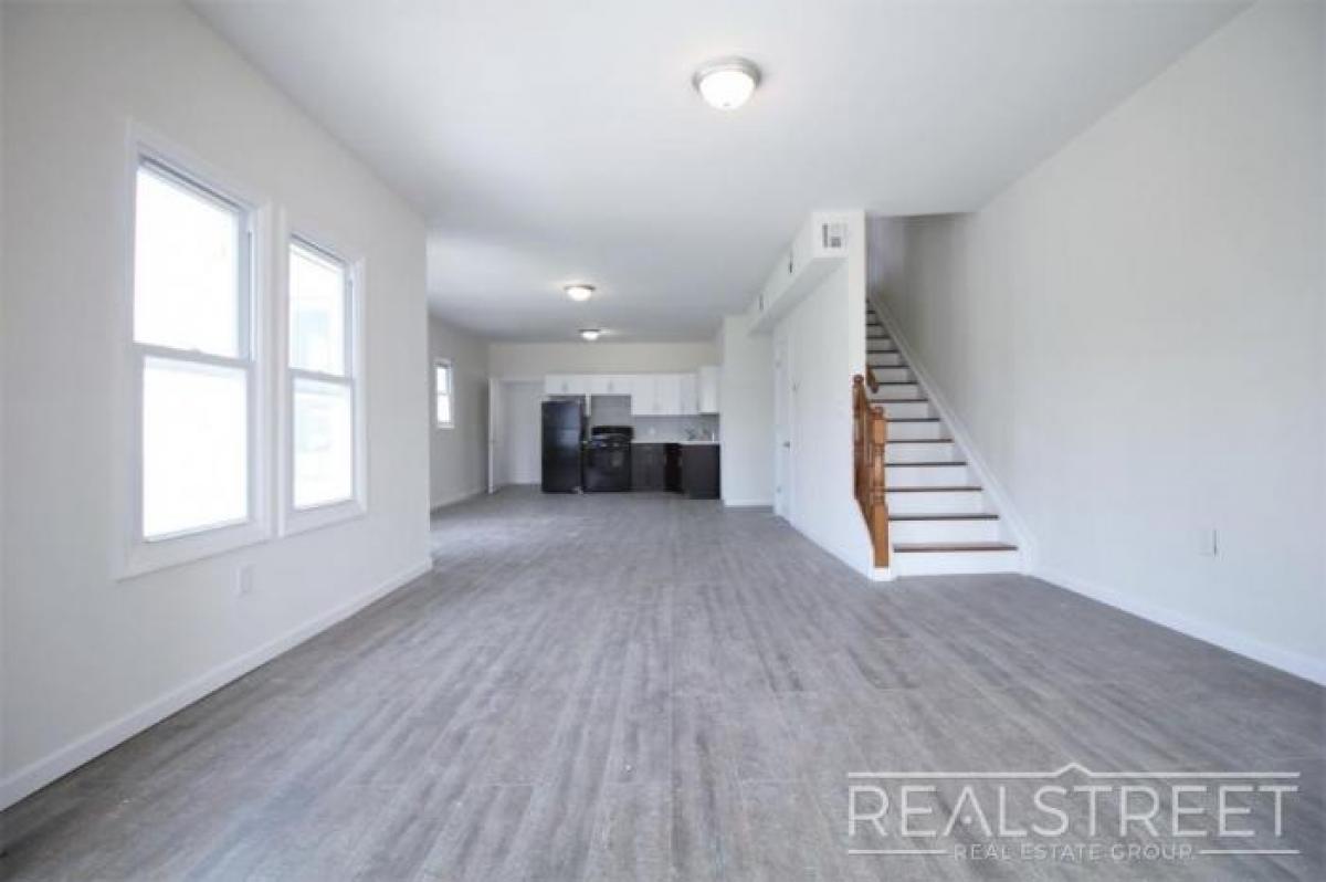 Picture of Home For Sale in Far Rockaway, New York, United States