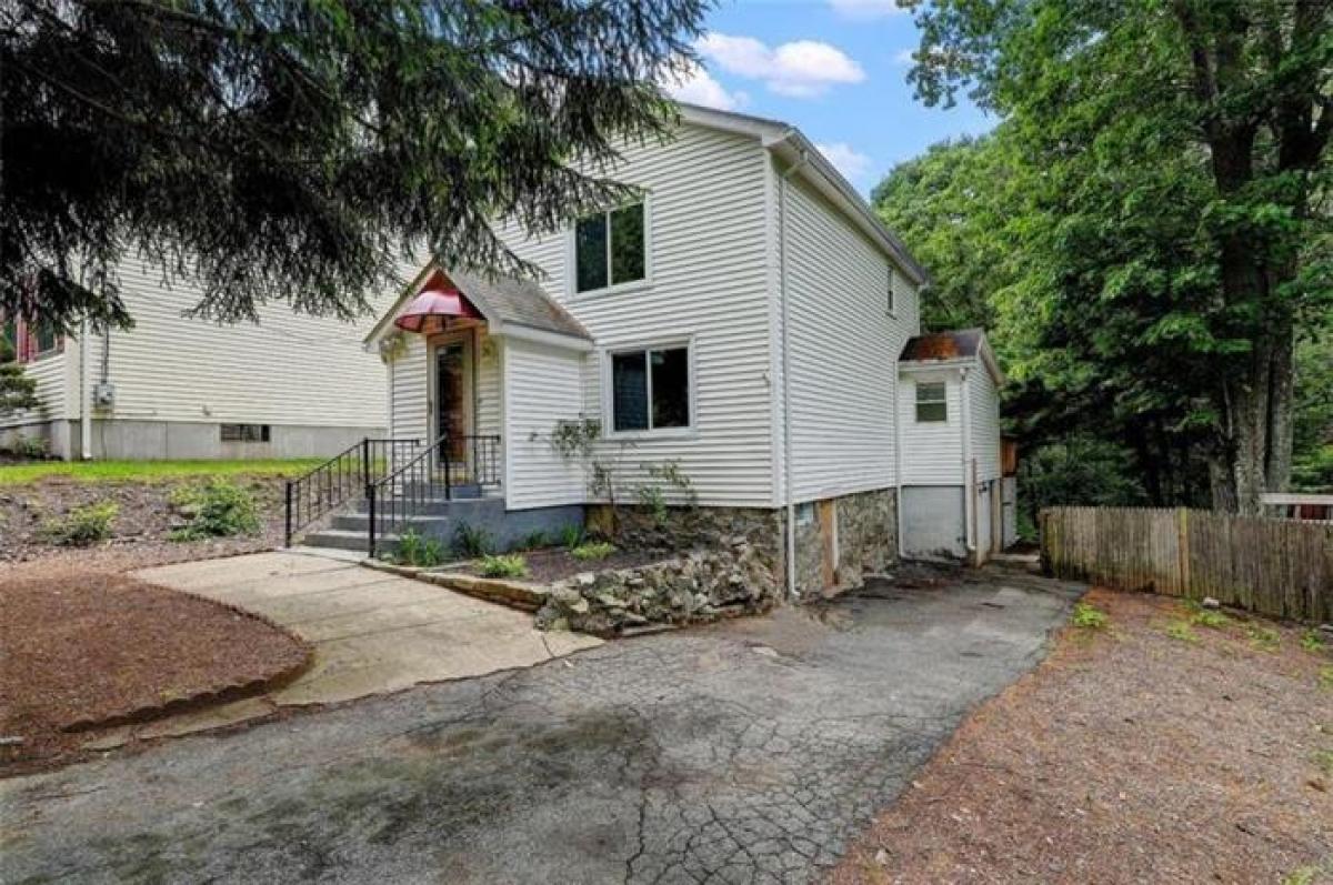 Picture of Home For Sale in Lincoln, Rhode Island, United States