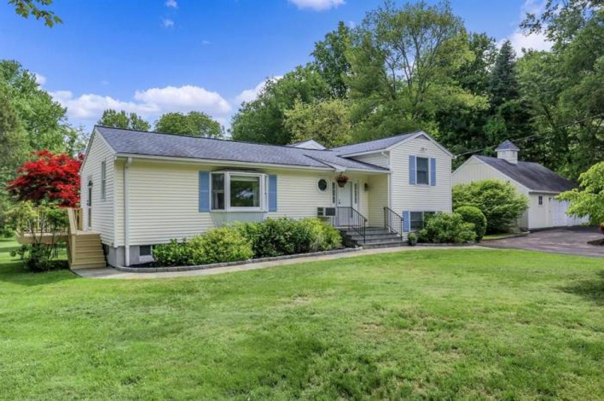 Picture of Home For Sale in Yorktown Heights, New York, United States