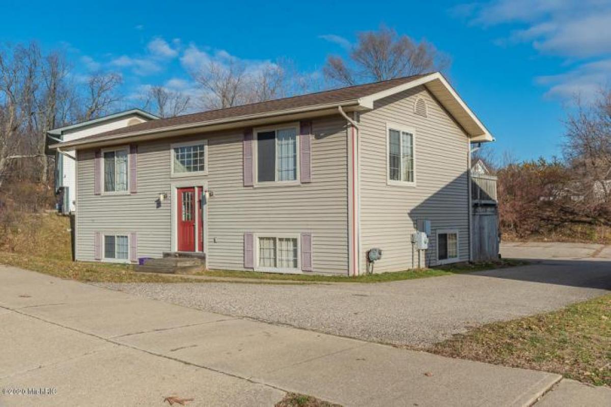 Picture of Home For Sale in Kalamazoo, Michigan, United States