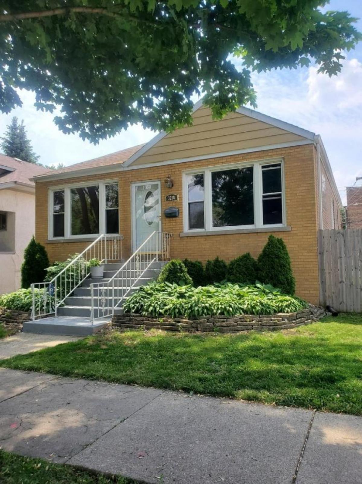 Picture of Home For Sale in Berwyn, Illinois, United States