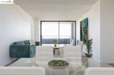 Condo For Sale in Oakland, California