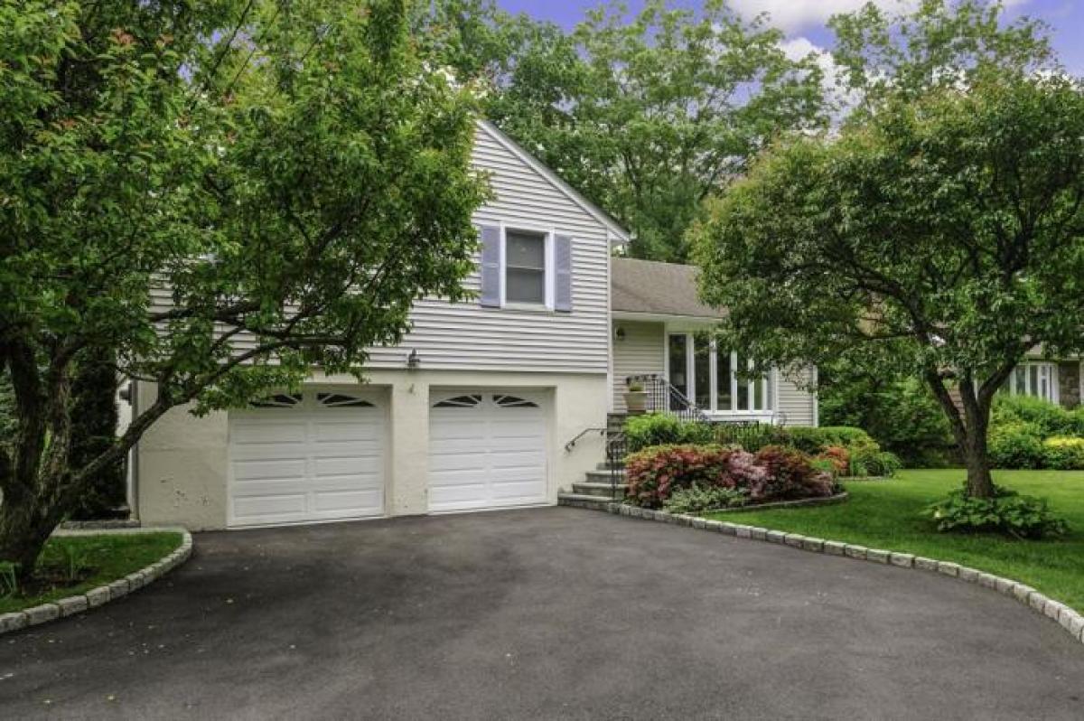 Picture of Home For Sale in New Rochelle, New York, United States