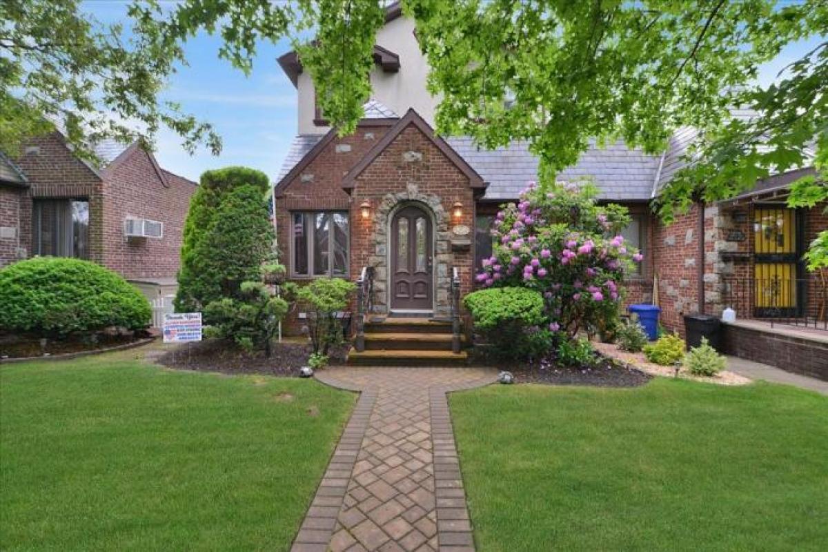 Picture of Home For Sale in Ozone Park, New York, United States