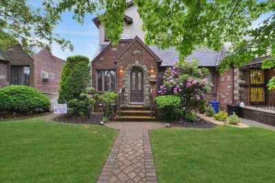 Home For Sale in Ozone Park, New York