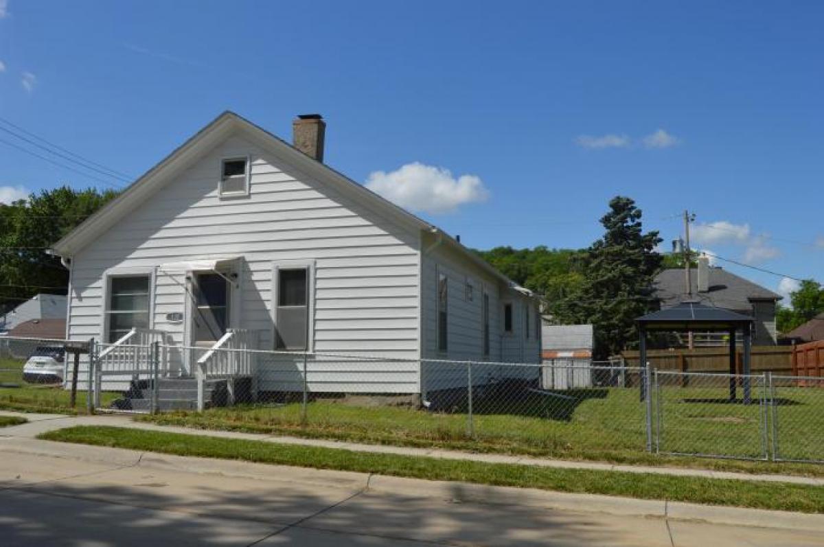 Picture of Home For Sale in Council Bluffs, Iowa, United States