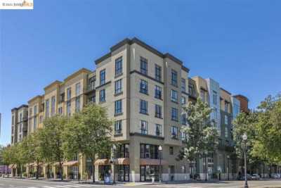 Condo For Sale in Oakland, California