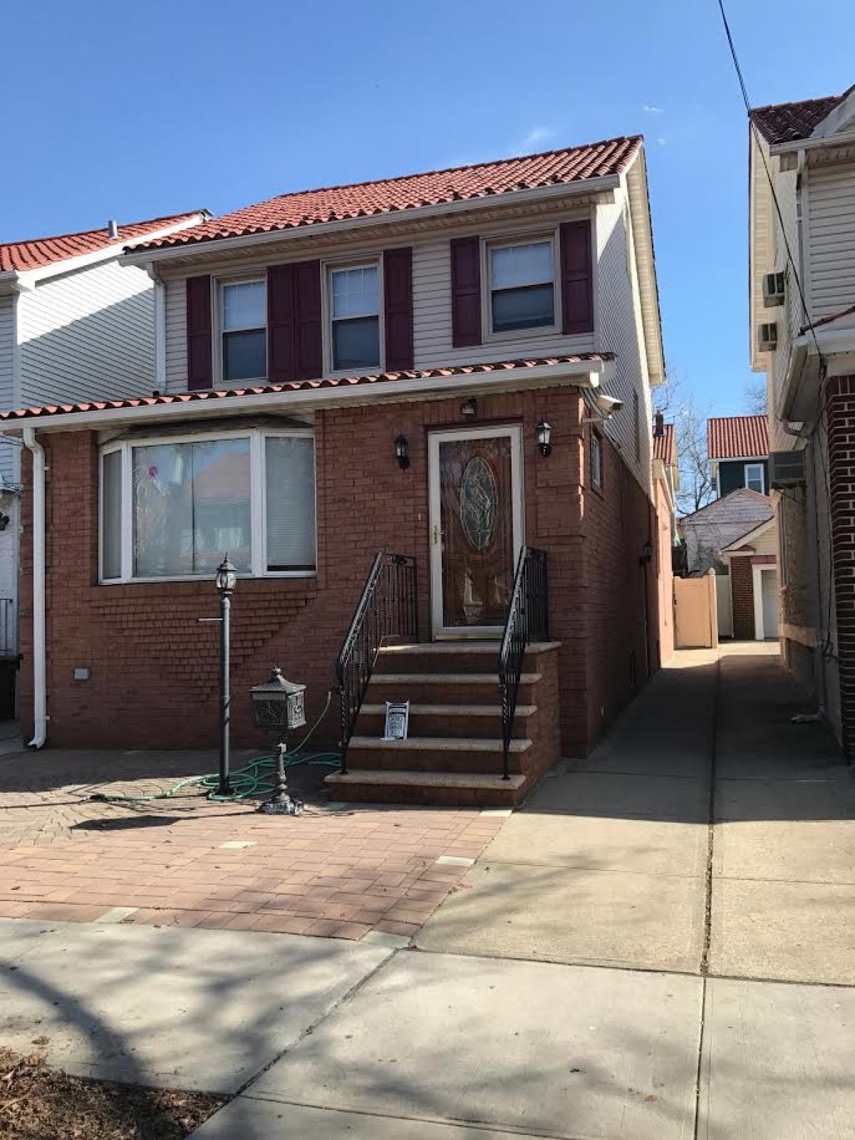 Picture of Home For Sale in Glendale, New York, United States