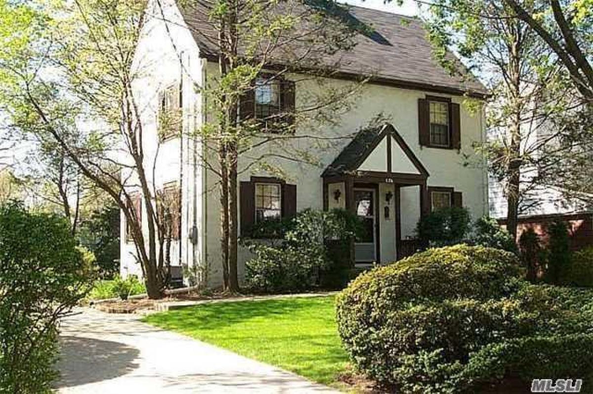 Picture of Apartment For Sale in Great Neck, New York, United States