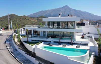 Apartment For Sale in Nueva Andalucia, Spain