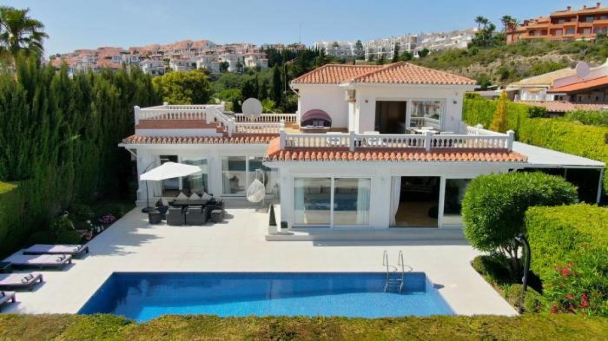 Picture of Apartment For Sale in La Duquesa, Malaga, Spain