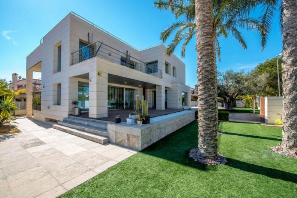 Picture of Villa For Sale in La Zenia, Alicante, Spain