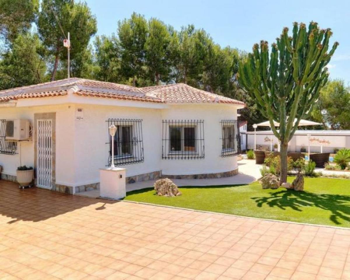 Picture of Villa For Sale in Pinar De Campoverde, Alicante, Spain