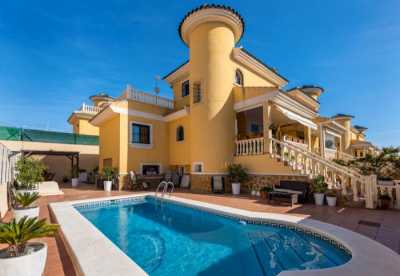 Villa For Sale in Algorfa, Spain