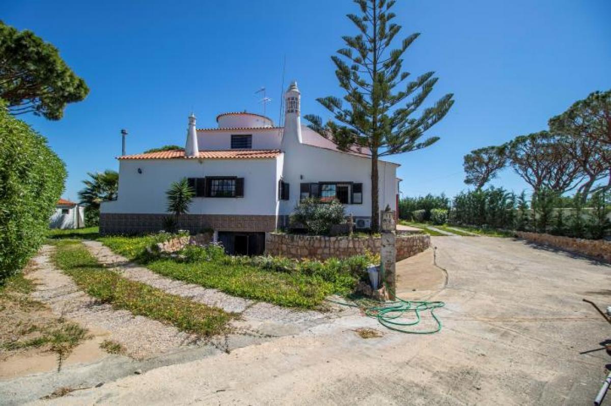 Picture of Villa For Sale in Vilamoura, Algarve, Portugal