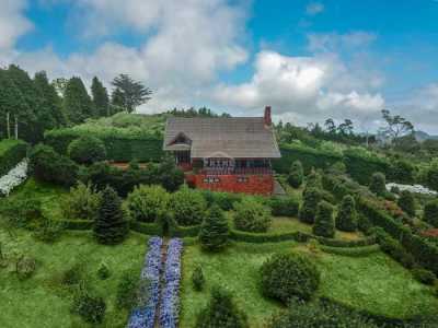 Villa For Sale in Santa Cruz, Portugal