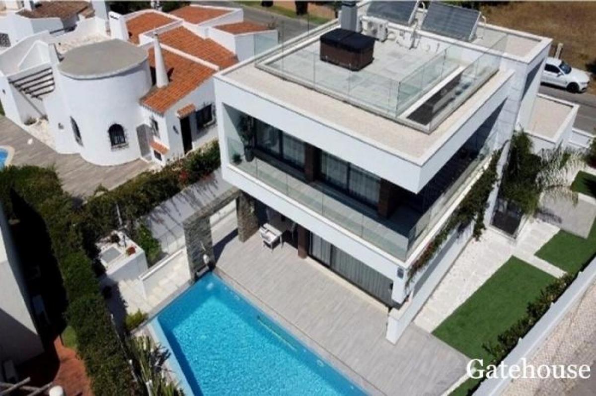 Picture of Villa For Sale in Vilamoura, Algarve, Portugal