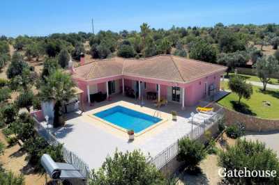 Villa For Sale in Algoz, Portugal