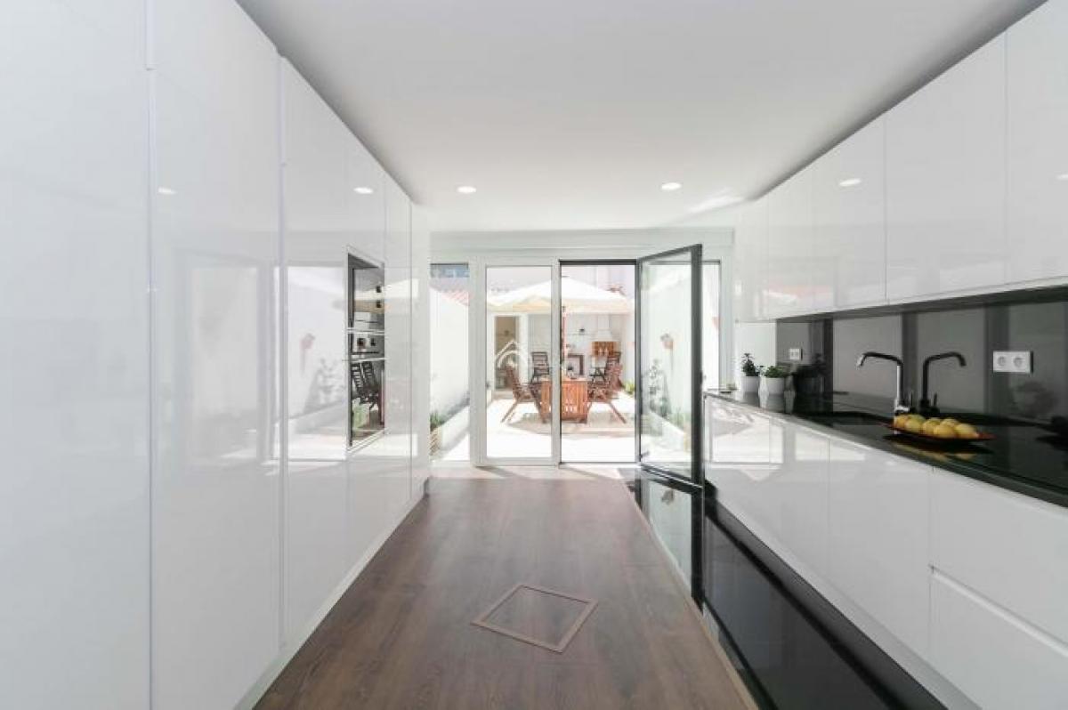 Picture of Villa For Sale in Lisboa, Lisboa, Portugal