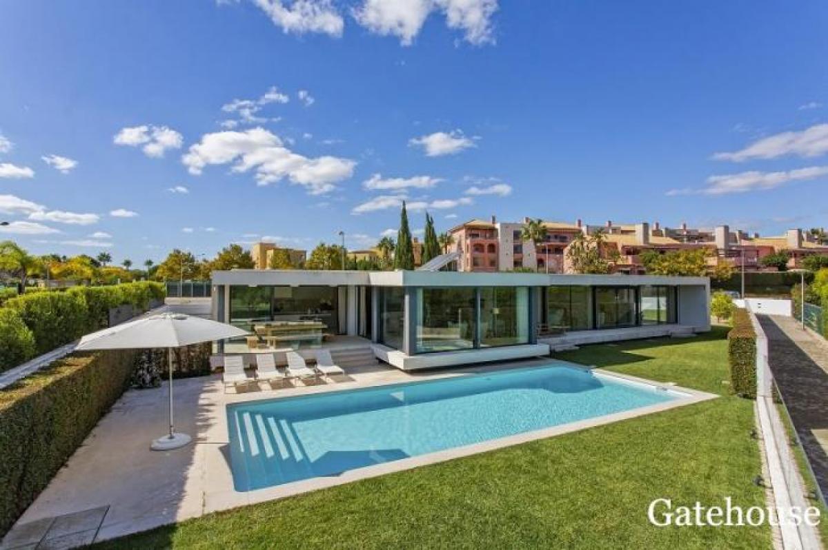 Picture of Villa For Sale in Vilamoura, Algarve, Portugal