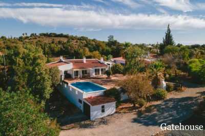 Villa For Sale in Santa Barbara De Nexe, Portugal