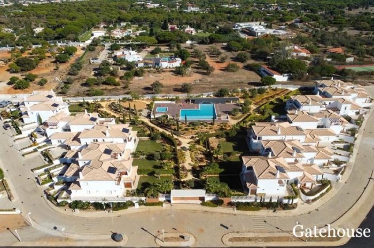 Picture of Villa For Sale in Vilamoura, Algarve, Portugal