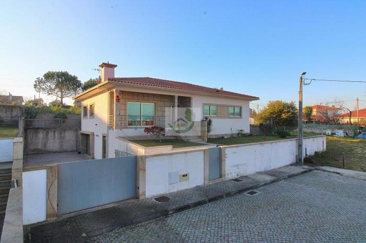 Picture of Villa For Sale in Braga, Entre-Douro-e-Minho, Portugal