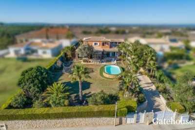 Villa For Sale in Luz, Portugal