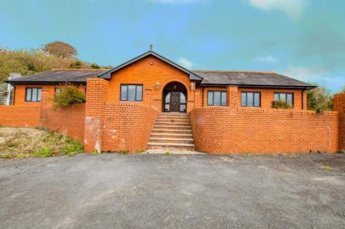Picture of Bungalow For Sale in Swansea, West Glamorgan, United Kingdom