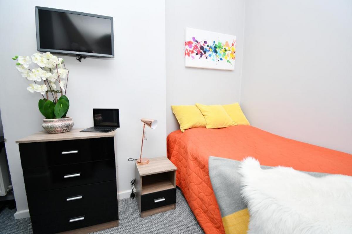 Picture of Home For Sale in Huddersfield, West Yorkshire, United Kingdom