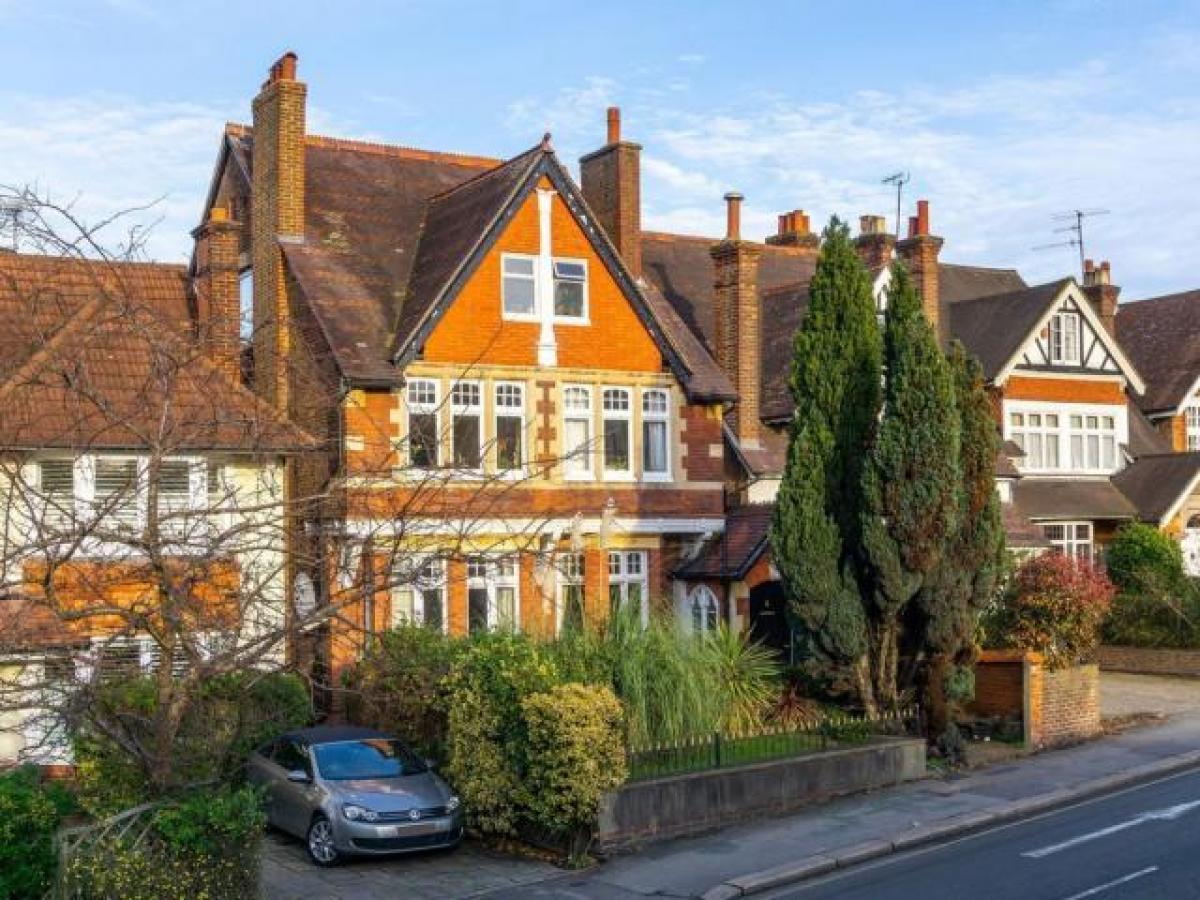 Picture of Apartment For Rent in Reigate, Surrey, United Kingdom