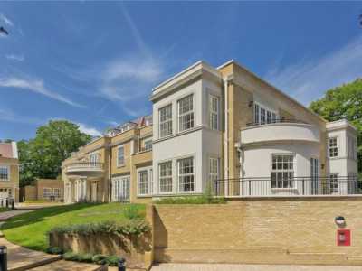 Apartment For Rent in Weybridge, United Kingdom