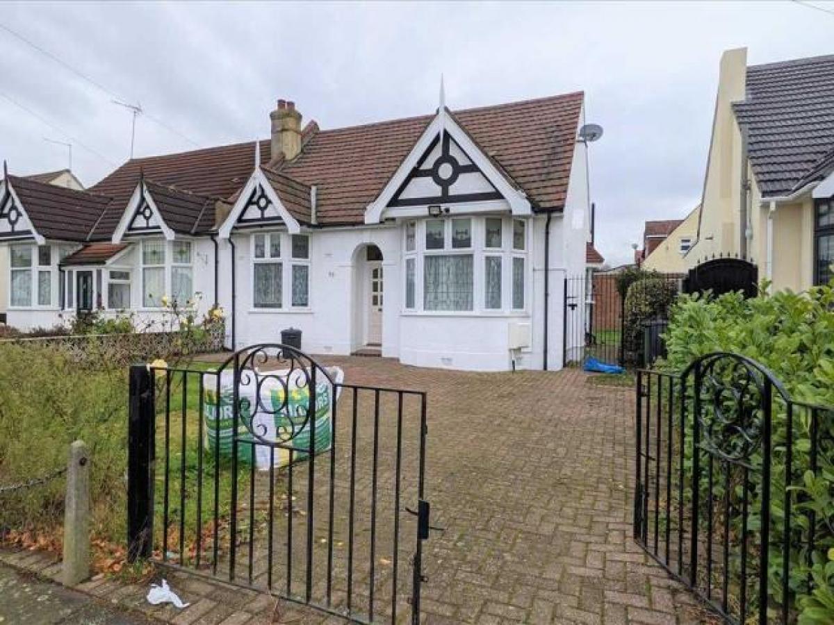 Picture of Bungalow For Rent in Ilford, Greater London, United Kingdom