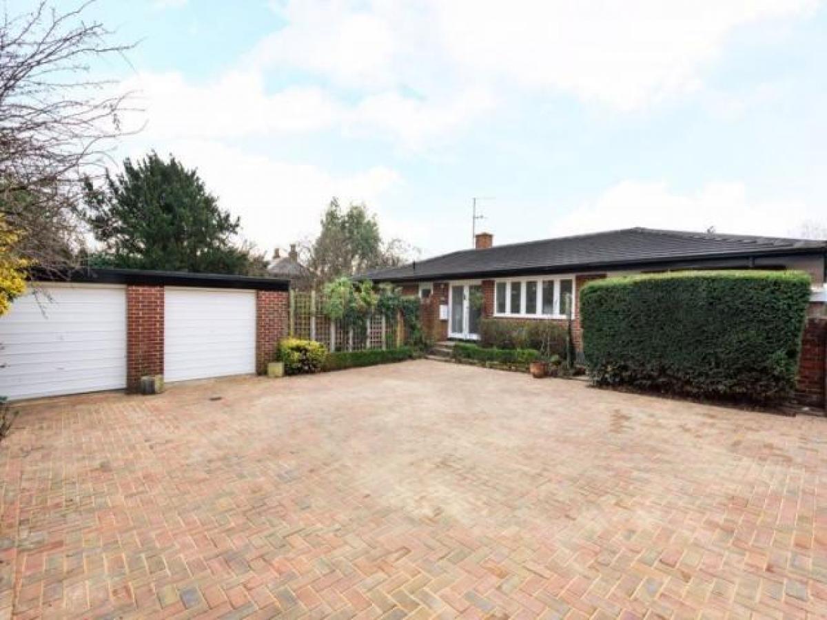 Picture of Bungalow For Rent in Godalming, Surrey, United Kingdom