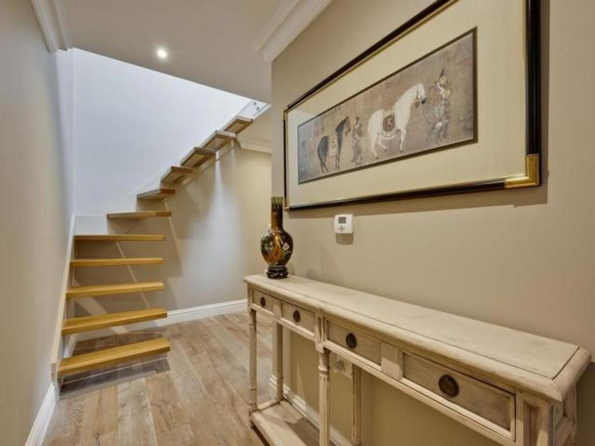 Picture of Apartment For Rent in Esher, Surrey, United Kingdom