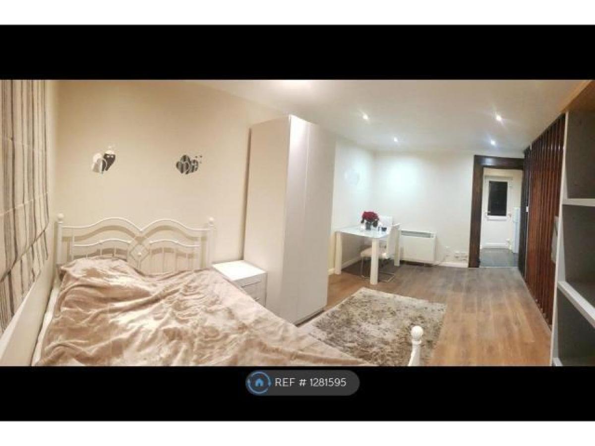 Picture of Apartment For Rent in Egham, Surrey, United Kingdom