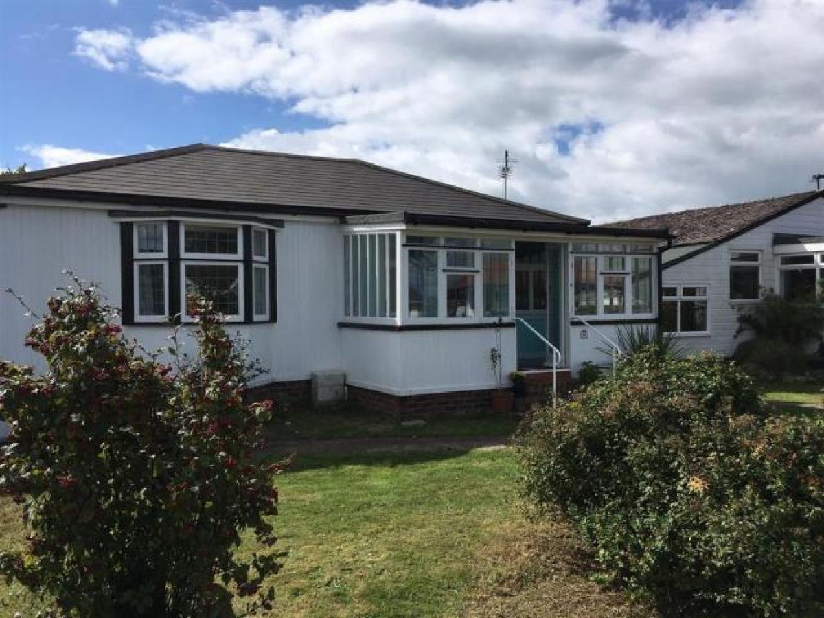 Picture of Bungalow For Rent in Chichester, West Sussex, United Kingdom