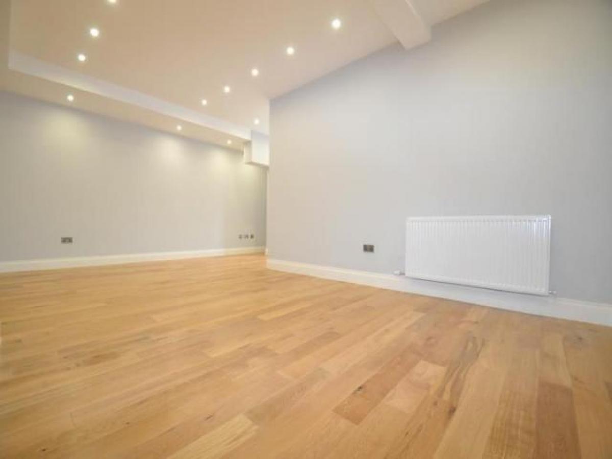 Picture of Apartment For Rent in Horley, Surrey, United Kingdom