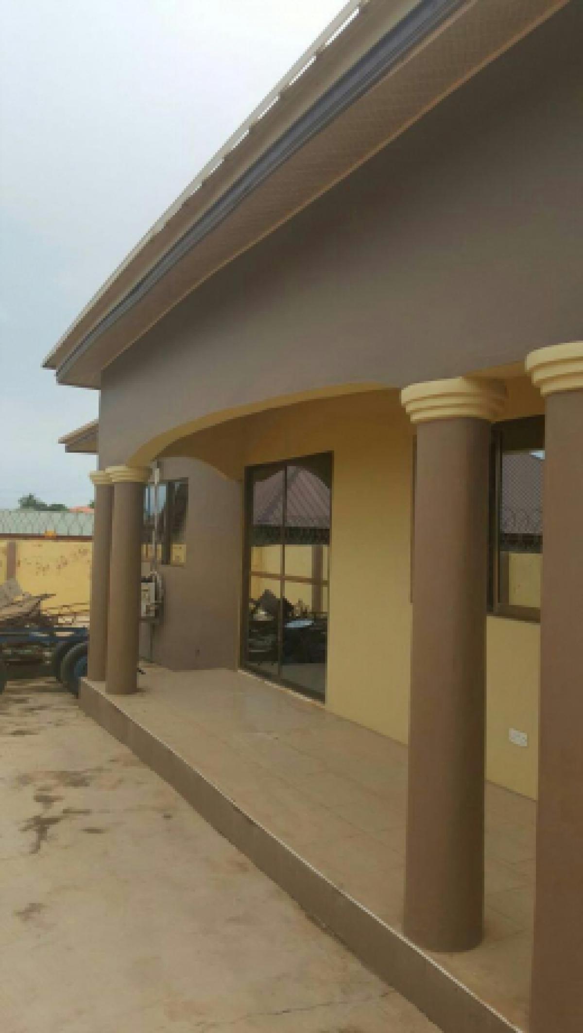 Ghana Kasoa, 10 minutes Drive From CP Junction, Winneba, Central