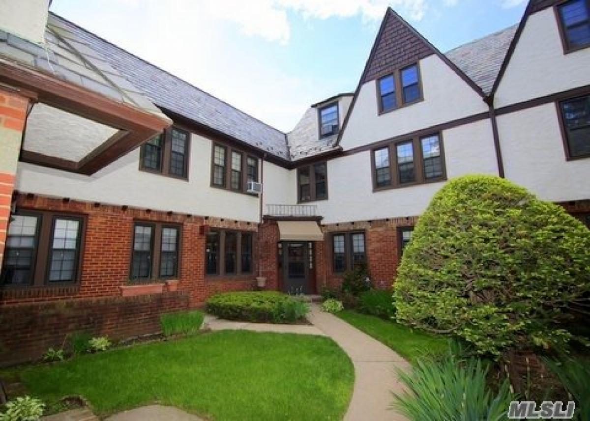 Picture of Condo For Sale in Bayside, New York, United States