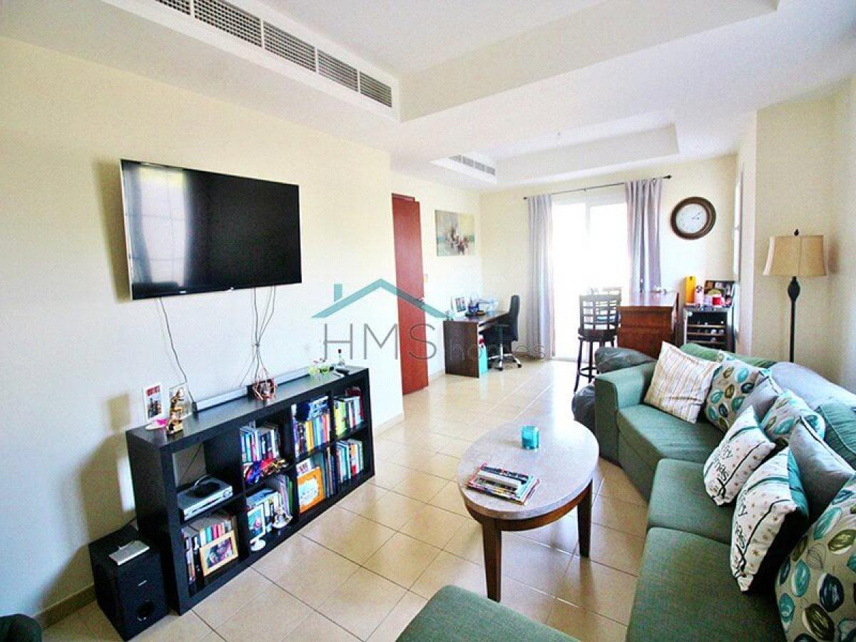 Picture of Villa For Sale in The Lakes, Dubai, United Arab Emirates