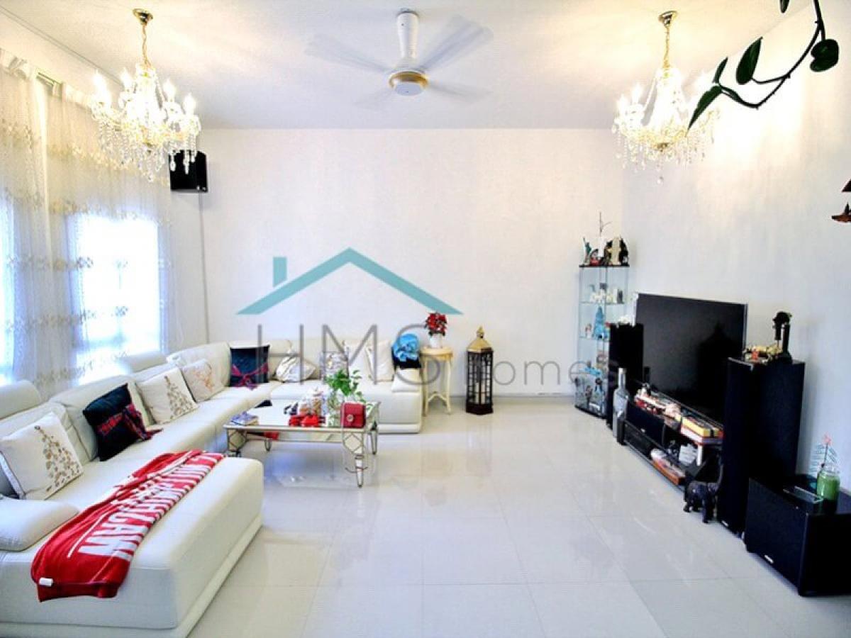 Picture of Villa For Sale in The Lakes, Dubai, United Arab Emirates