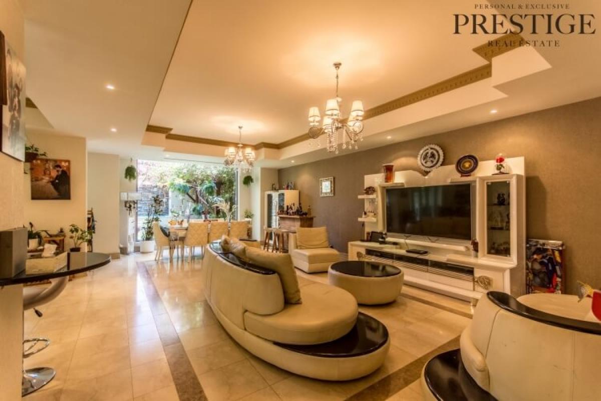 Picture of Villa For Sale in Dubai Marina, Dubai, United Arab Emirates