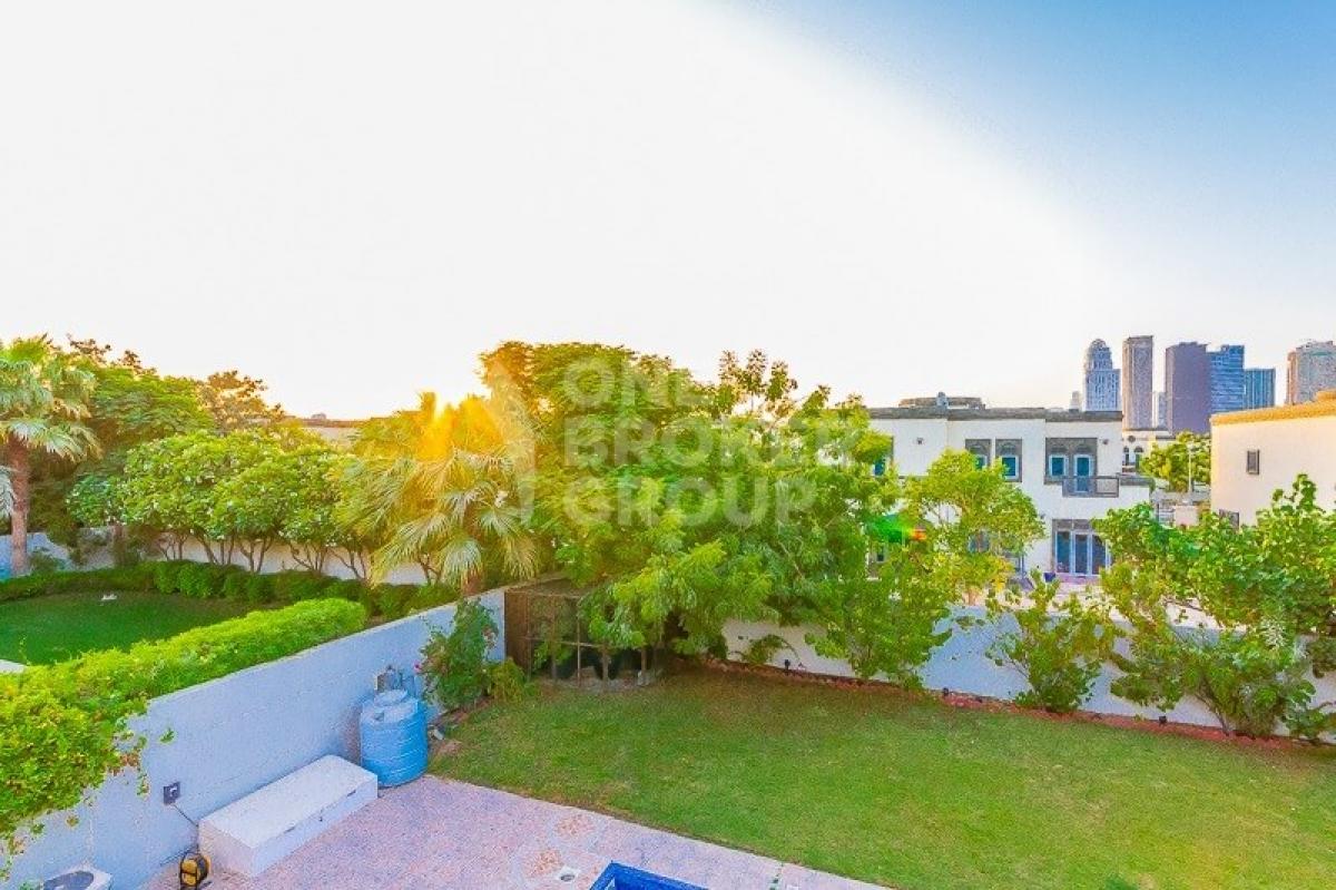 Picture of Villa For Sale in Jumeirah Park, Dubai, United Arab Emirates