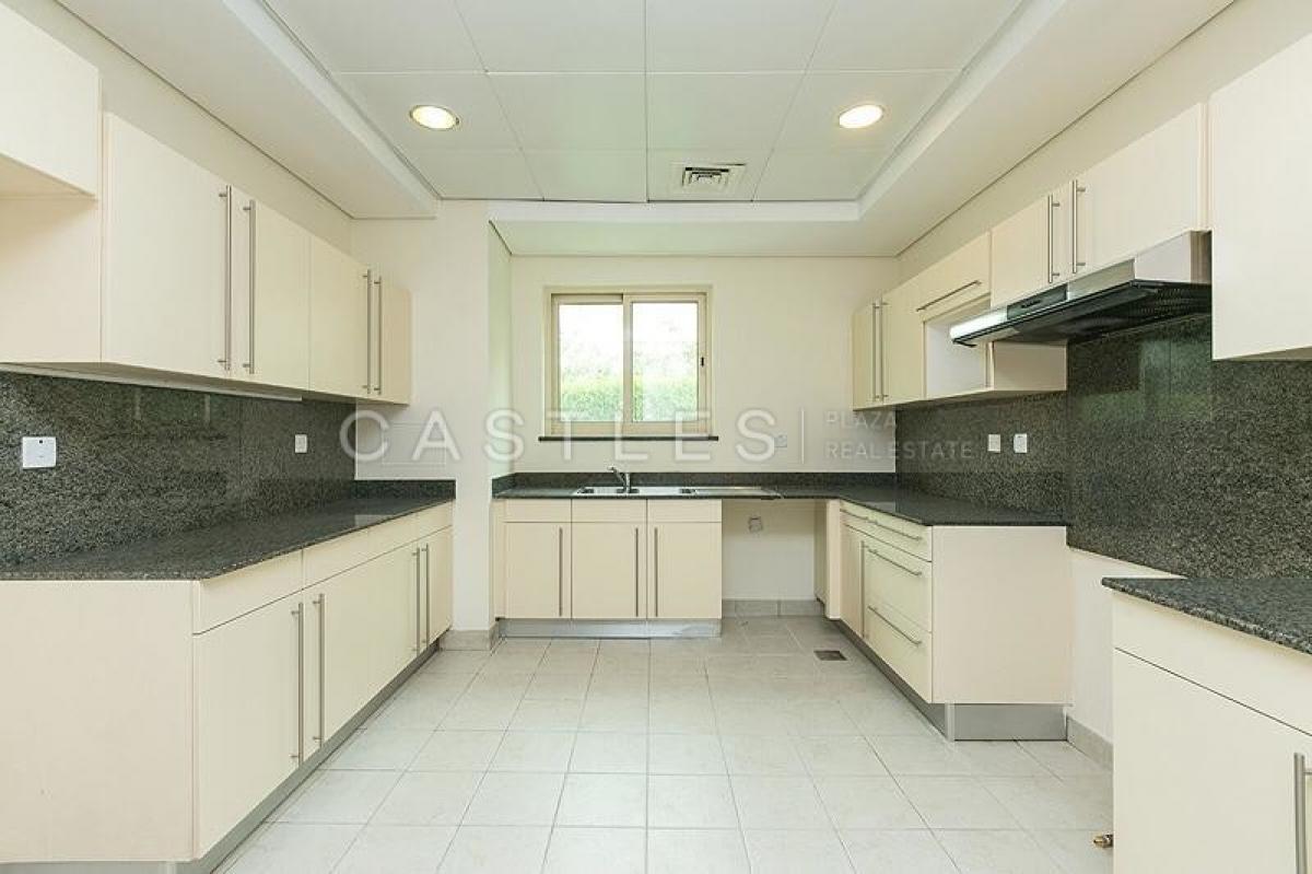 Picture of Villa For Sale in Jumeirah Islands, Dubai, United Arab Emirates