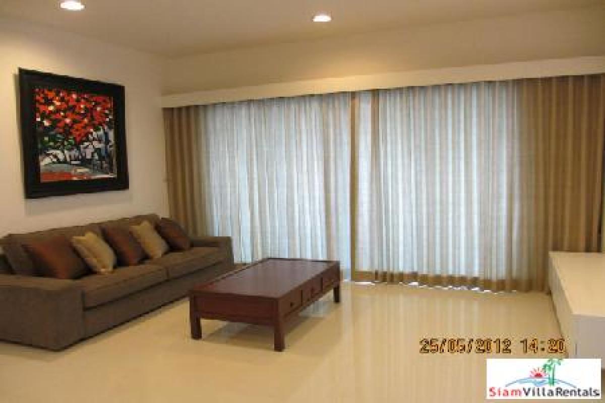 Picture of Apartment For Sale in Chitlom, Bangkok, Thailand