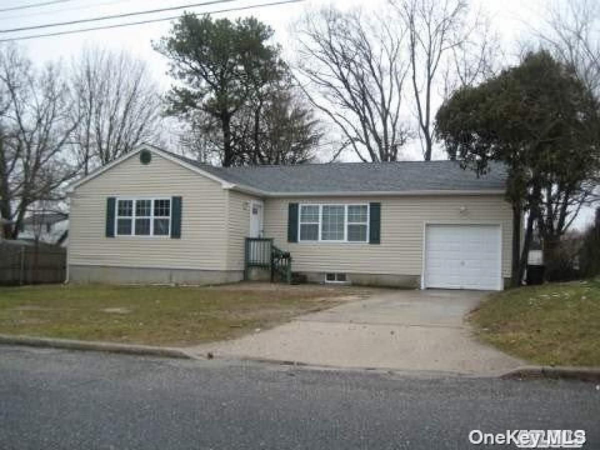 Picture of Home For Sale in Central Islip, New York, United States