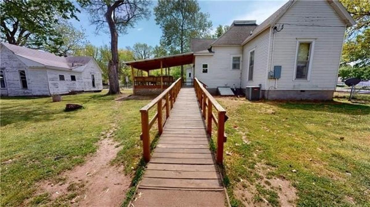 Picture of Home For Sale in Nevada, Missouri, United States