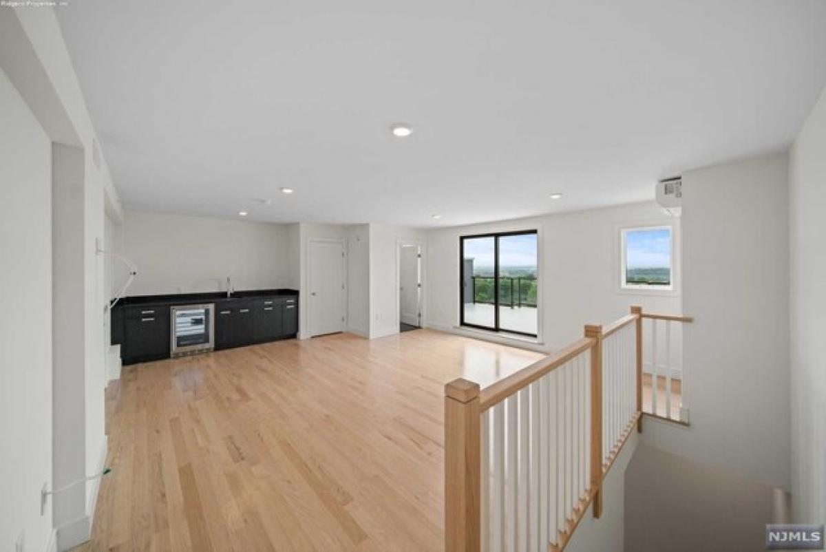 Picture of Home For Sale in Palisades Park, New Jersey, United States
