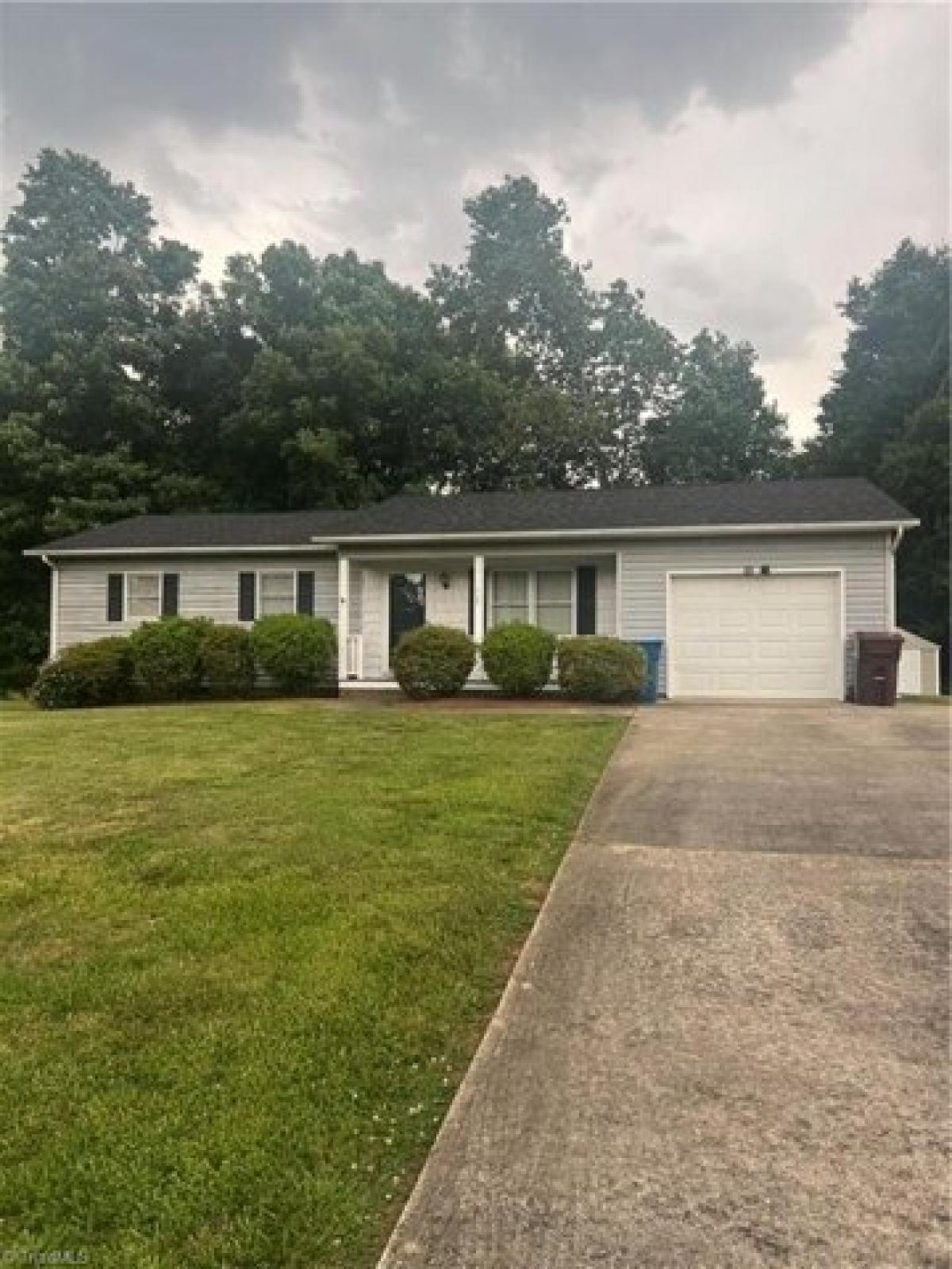 Picture of Home For Sale in Yadkinville, North Carolina, United States